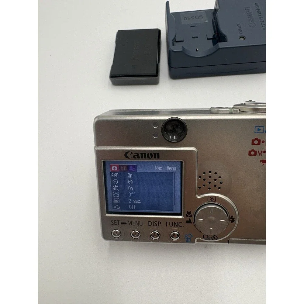 Canon PowerShot SD100 3.2 MP Digital ELPH Camera Powers On-No Memory Card